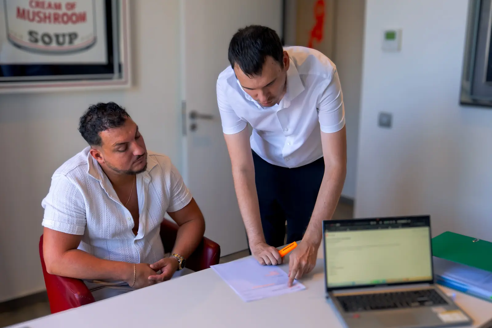Maître Antoine Prot explique un dossier à son client au cabinet d'Antibes
