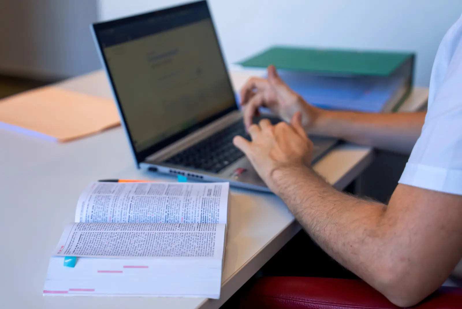 Recherche juridique dans le Code civil au cabinet d'avocat d'Antibes